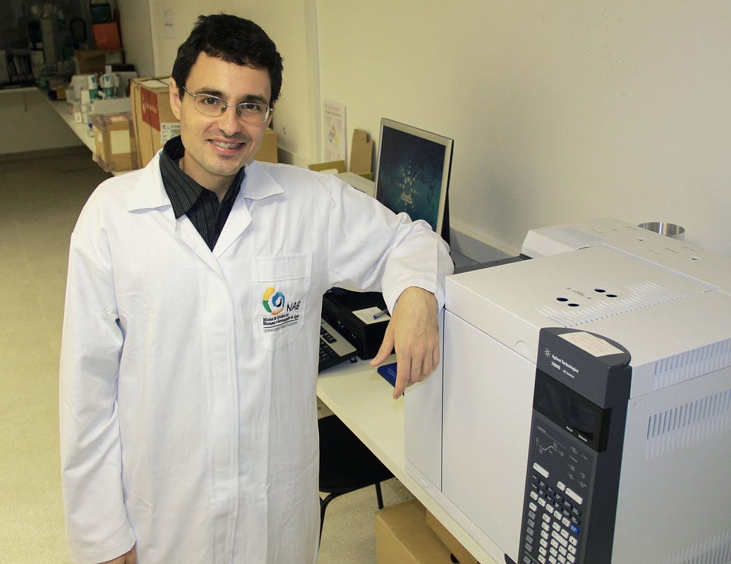 Humberto Marotta e o analisador de gases, nas dependências do NAB