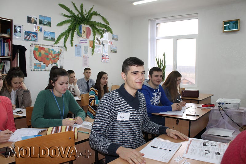 Ion Bețco, președintele Consiliului elevilor in LT ”A. Straistă” și colegii săi de clasă sunt mândri de faptul că învață într-o instituție liberă de corupție 
